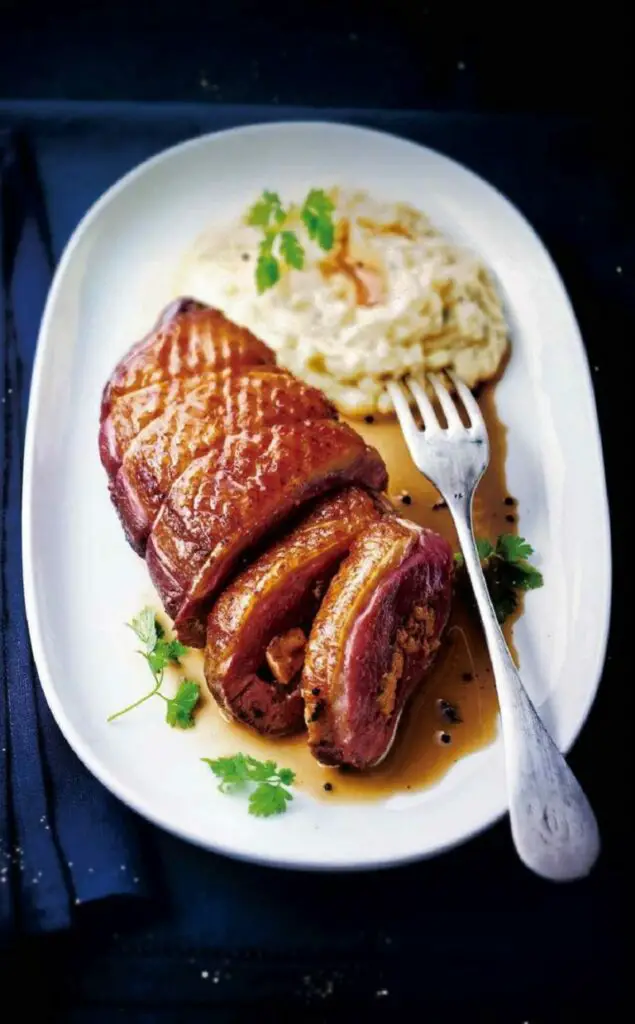 8. Magret de canard farci au foie gras, sauce tonka