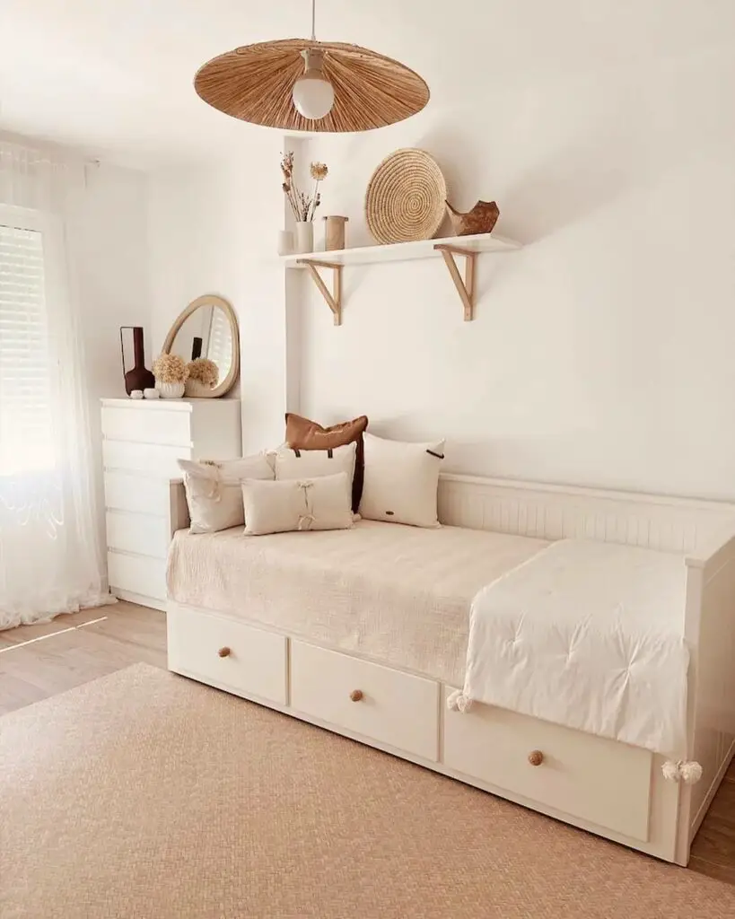 Chambre avec lit divan HEMNES, commode KULLEN et étagère murale BURHULT / SANDSHULT d'IKEA.Chambre avec divan-lit, commode et étagère murale en blanc.Instagram @churishome