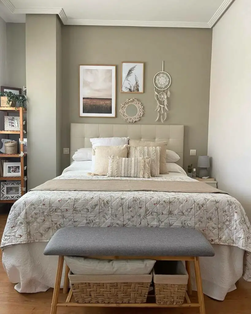 Chambre à coucher avec tête de lit capitonnée d'IKEA.Chambre décorée en beige avec tête de lit capitonnée.Instagram @deco_miuniverse