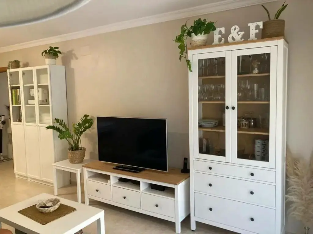 Salon avec meubles HEMNES d'IKEA.Salon avec armoire à tiroirs et meuble TV de design nordique en blanc.Instagram @evitaave