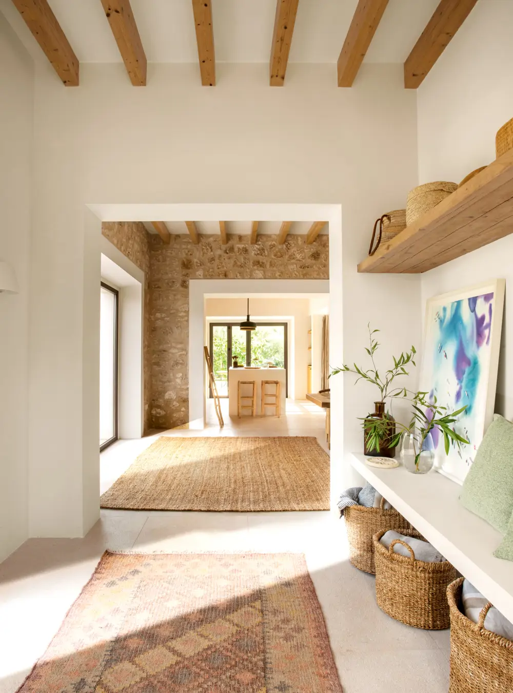 Panier de rangement dans une entrée : idée déco pour organiser écharpes gants bonnets et accessoires