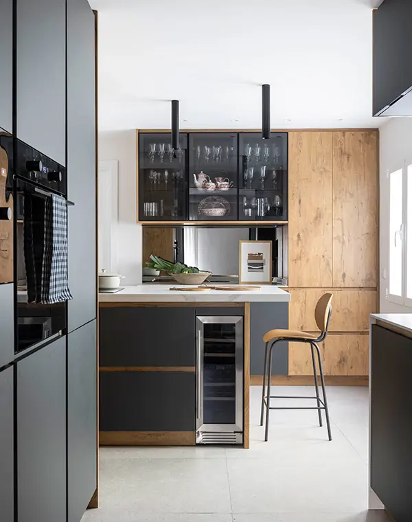 Vitrine cuisine 2026 : verre cannelé ou texturé pour une légèreté visuelle