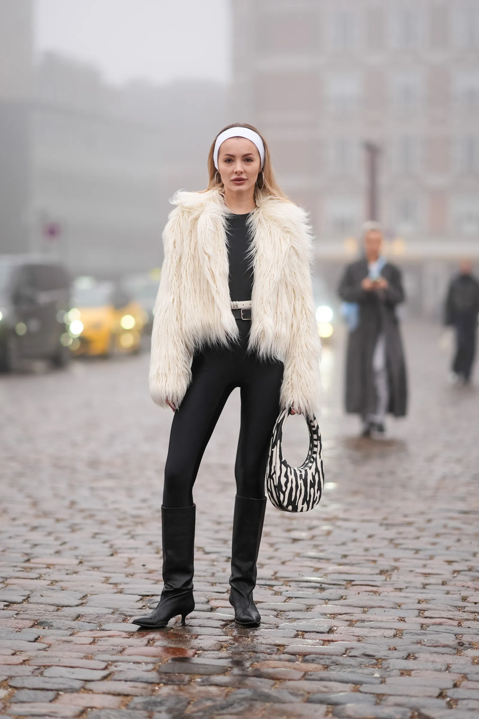 Legging porté avec manteau en fausse fourrure chic