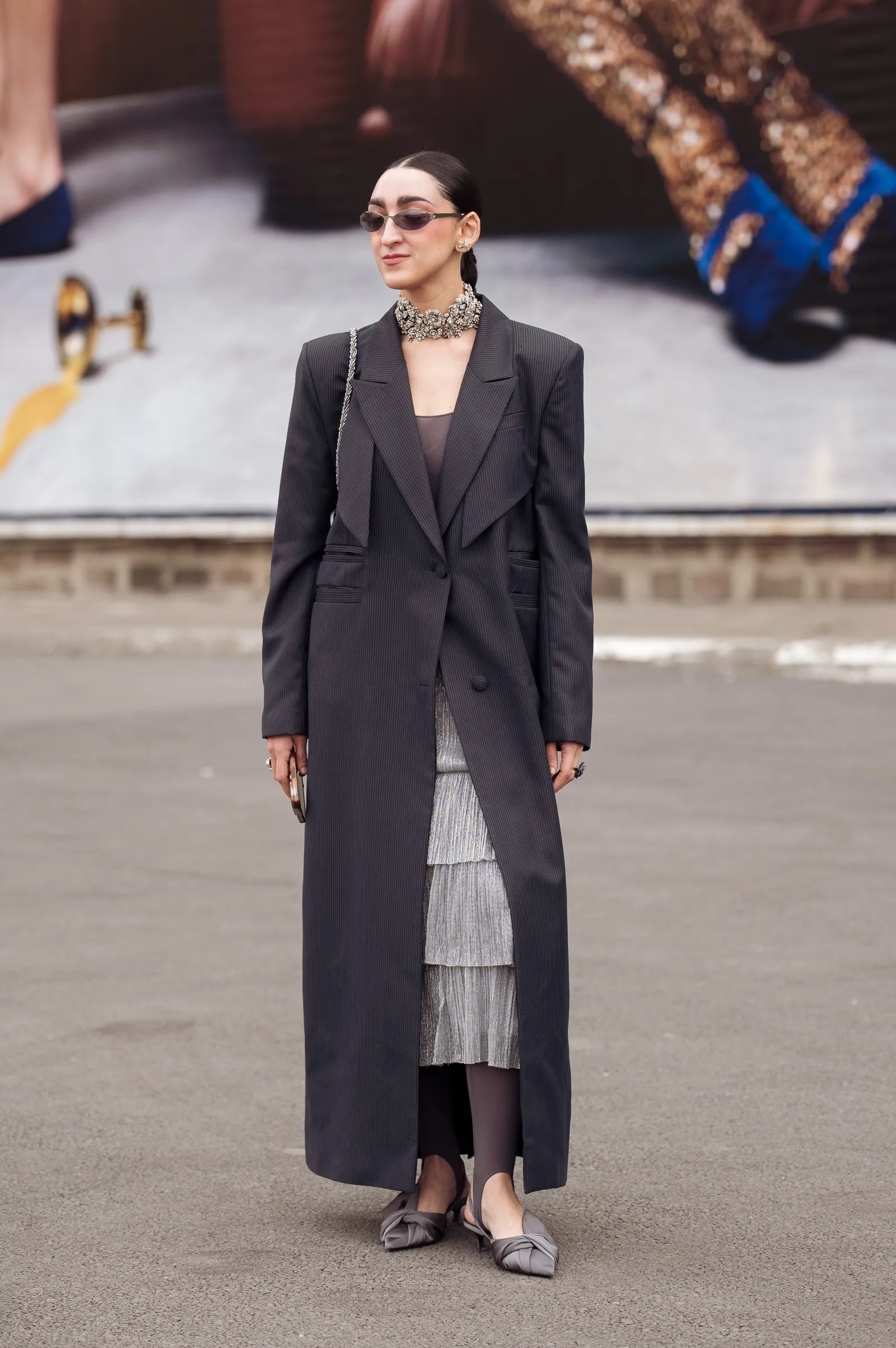 Legging gris porté en soirée avec jupe et manteau long élégant