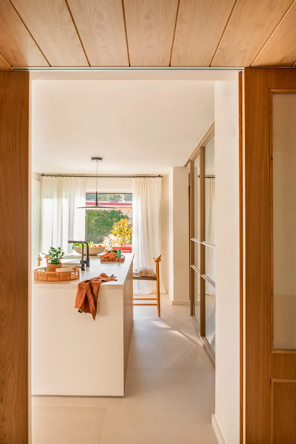 Matériaux cuisine 2026 : bois naturel, laques mates et tons neutres