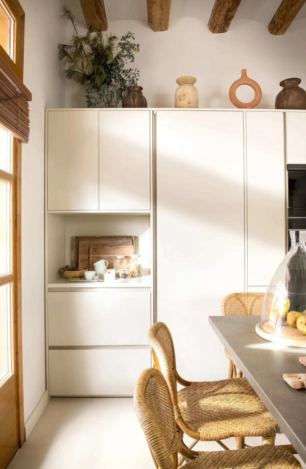 Rangements faciles d’accès entre la taille et la poitrine, pensés pour un logement adapté à l’âge