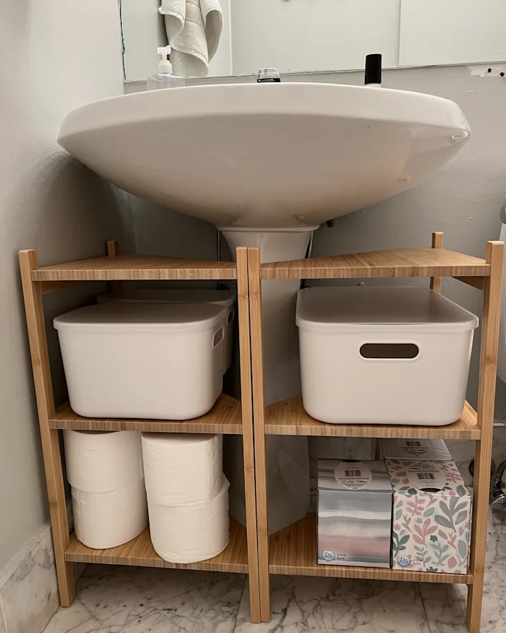 RÅGRUND IKEA : ajouter du rangement sous un lavabo sur pied Rangement sous lavabo sur pied avec étagères RÅGRUND en bambou IKEA