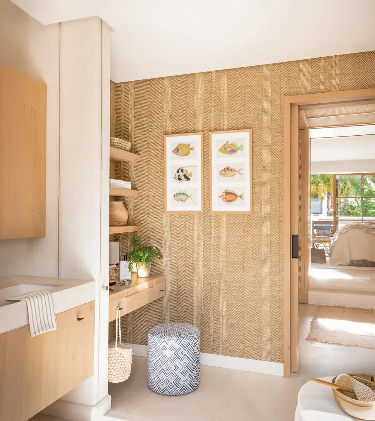 Assises de soutien décoratives dans une maison, banc et pouf pour faciliter les pauses et les déplacements