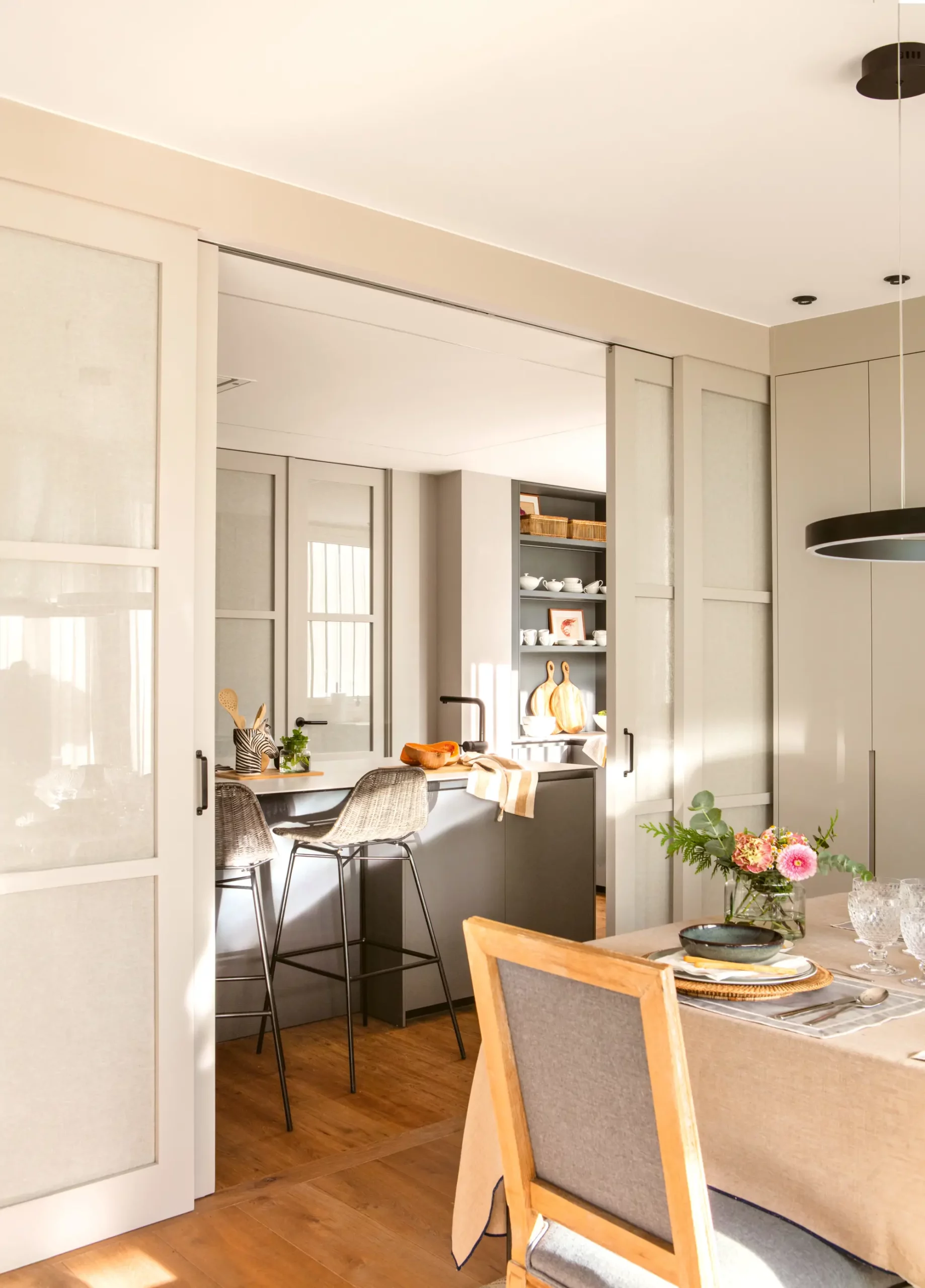 Cuisine semi-ouverte blanche et classique avec cloison vitrée coulissante