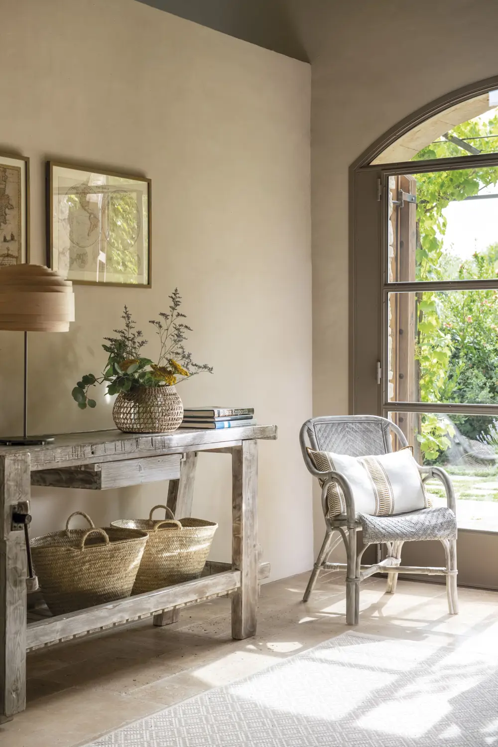 Paniers dans un salon : idée rangement décoratif pour organiser plaids magazines et jouets