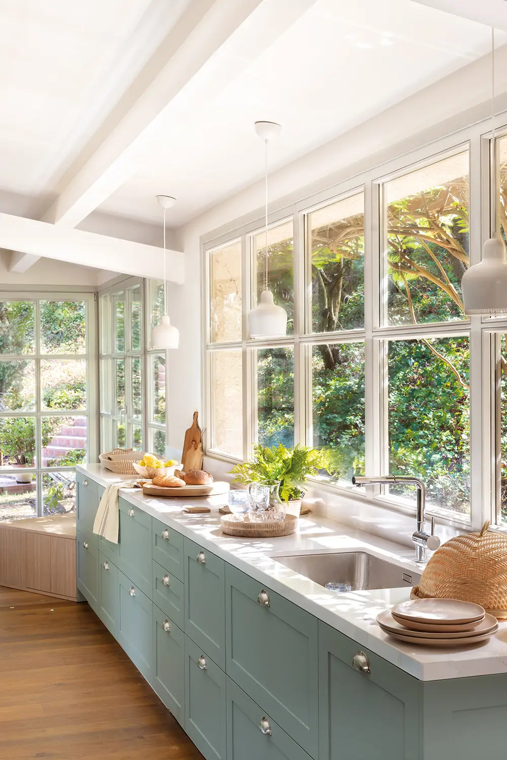 Cloisons vitrées cuisine 2026 : séparer sans perdre la lumière