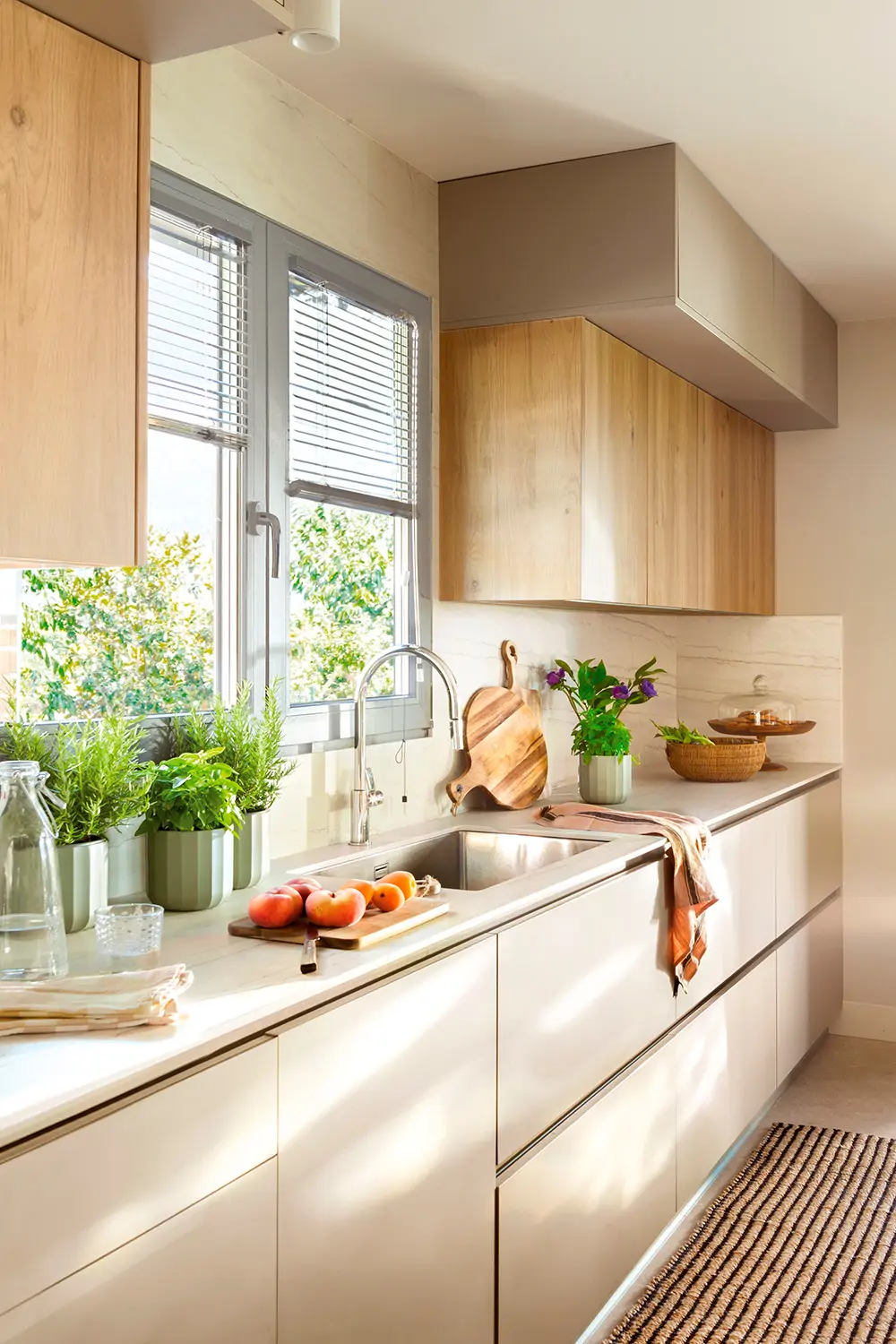 Couleurs cuisine 2026 : blanc doux, tons sable et verts atténués