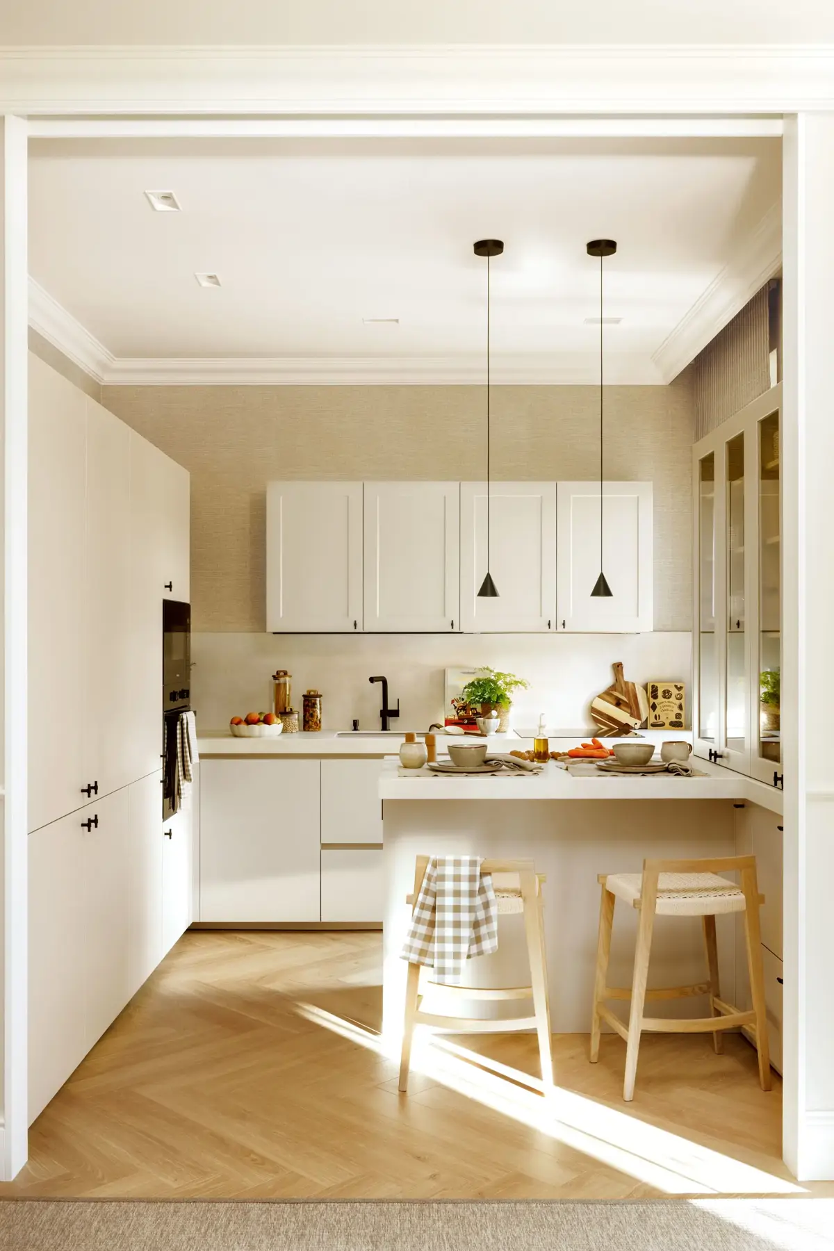 Cuisine simple et fonctionnelle sans recoins, avec rangements accessibles et tiroirs coulissants adaptés aux seniors