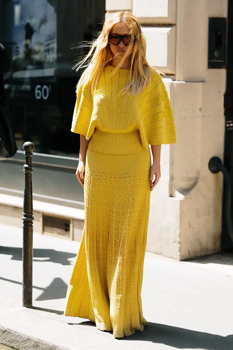 Ensemble en maille légère chic pour soirée d’été après 60 ans