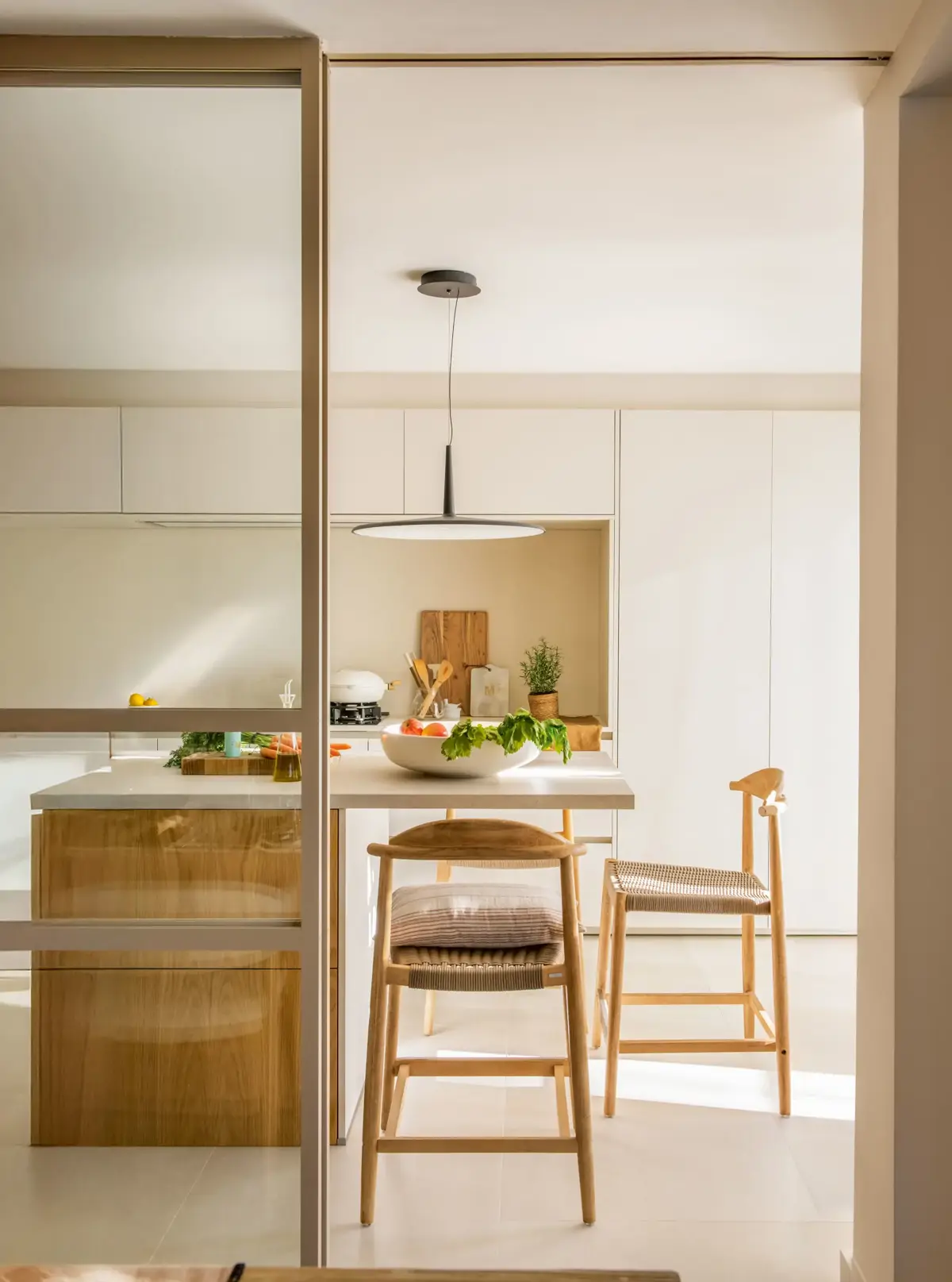 Cuisine semi-ouverte minimaliste avec paroi vitrée coulissante