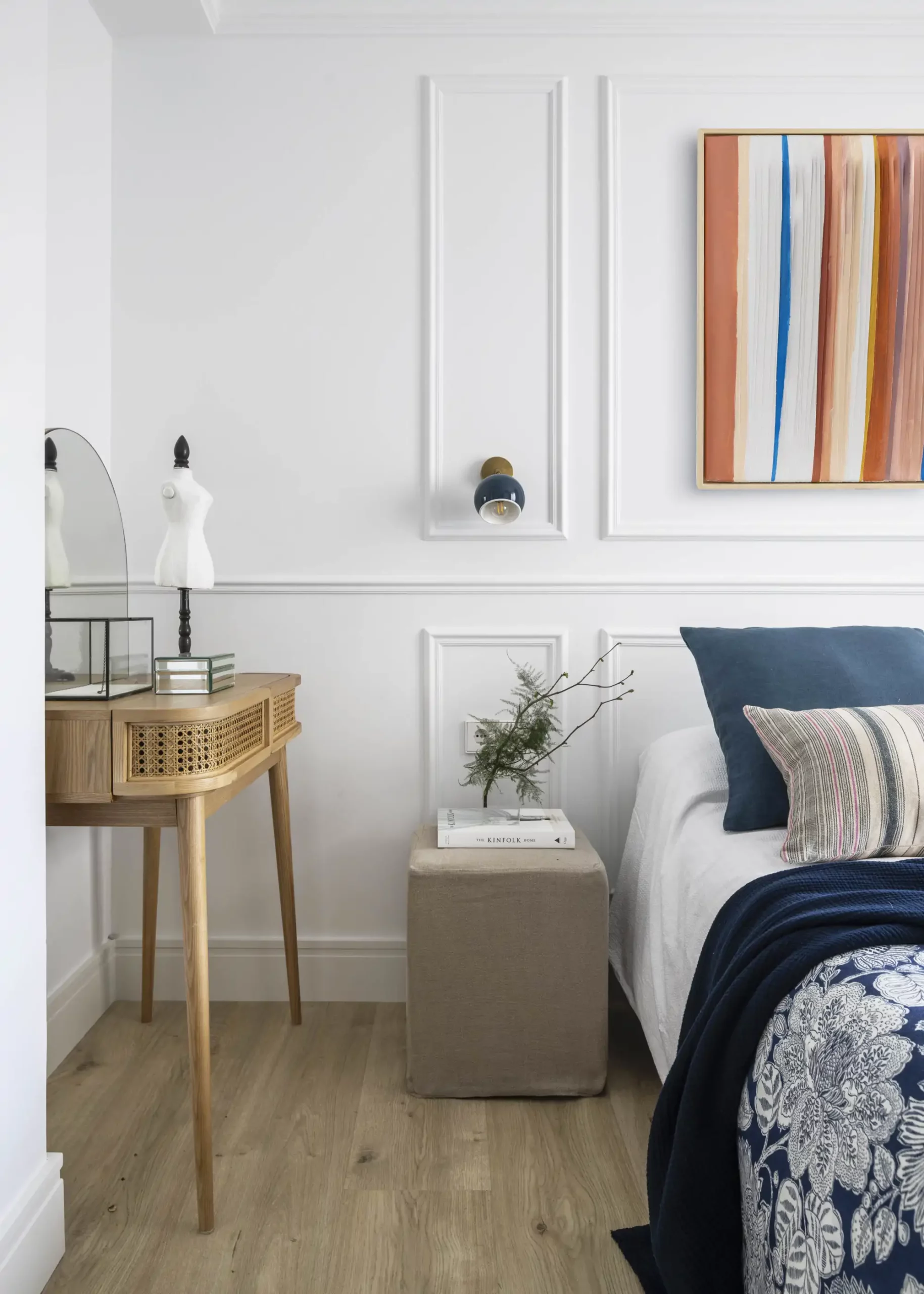 Chambre classique avec moulures murales et appliques murales dorées élégantes