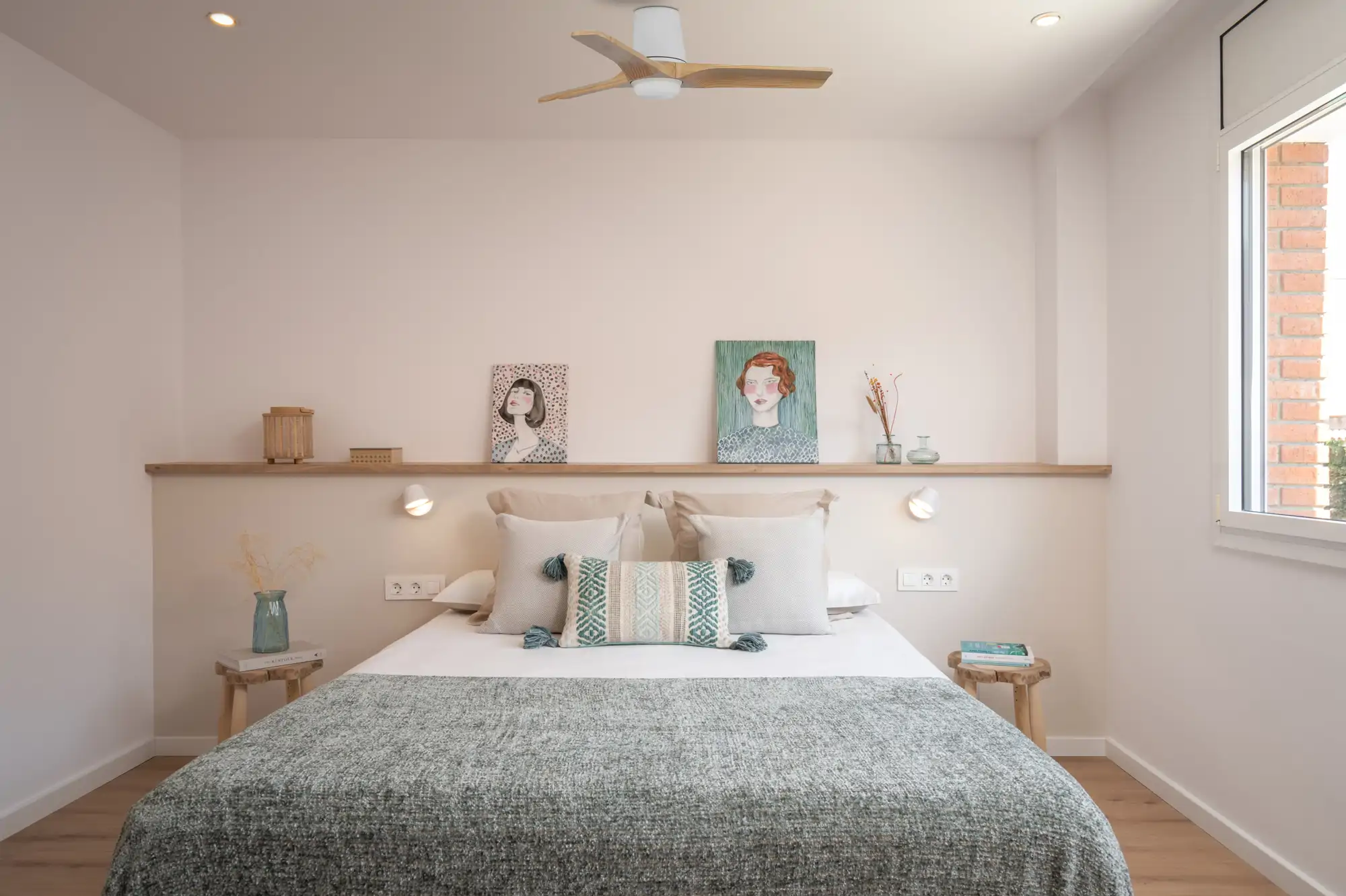 Appliques murales blanches orientables placées bas dans une chambre épurée