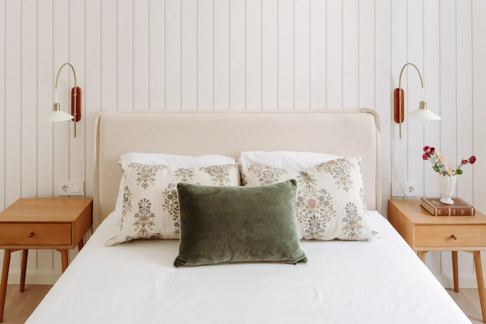 Appliques murales fines et minimalistes sur mur avec papier peint audacieux