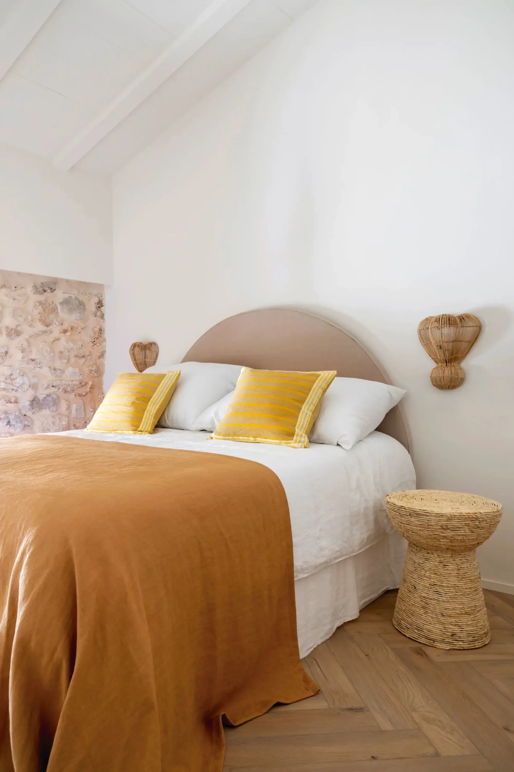 Chambre rustique chic avec appliques murales en fibres naturelles de chaque côté du lit