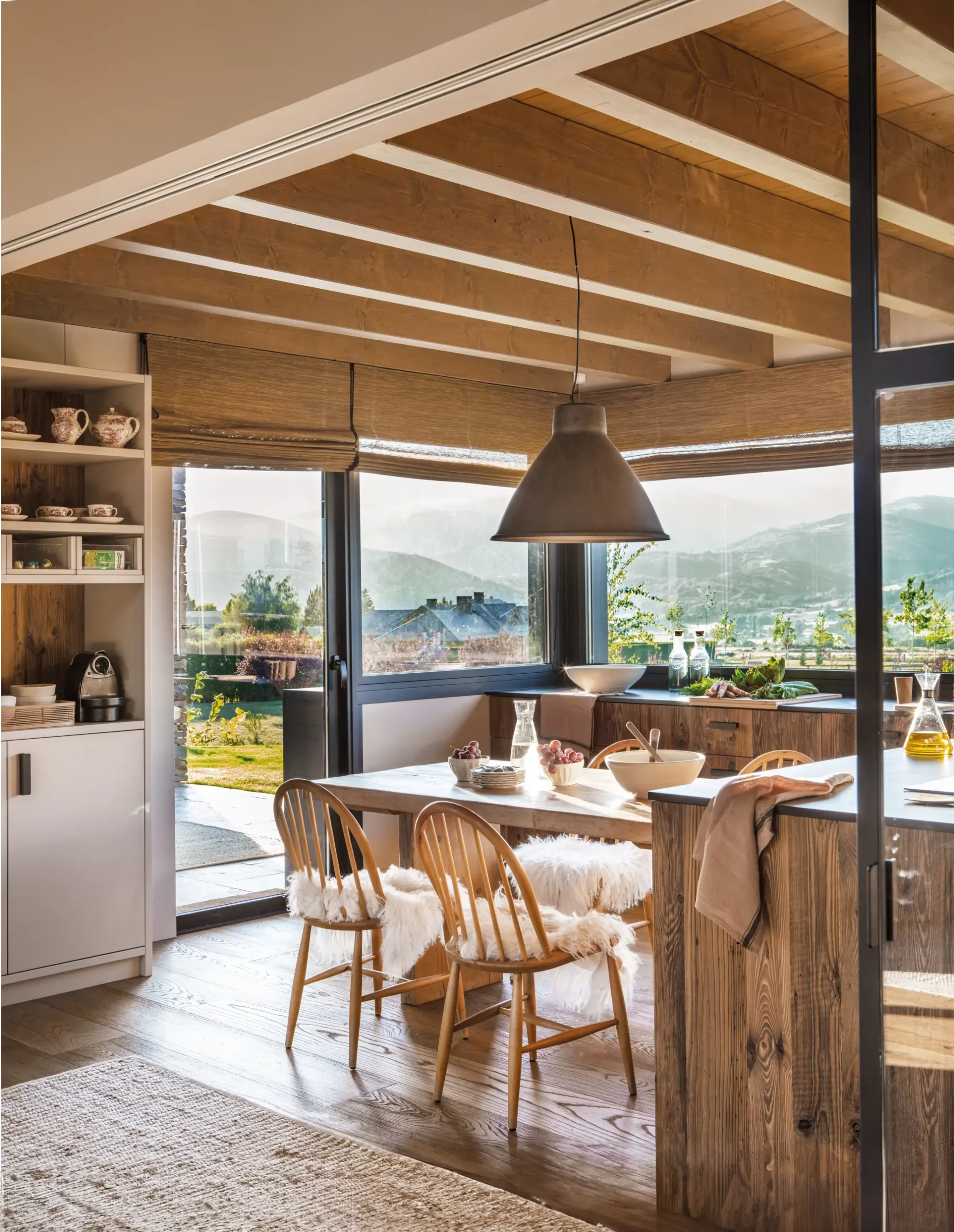 Cuisine semi-ouverte avec paroi vitrée en bois, ambiance chaleureuse et élégante