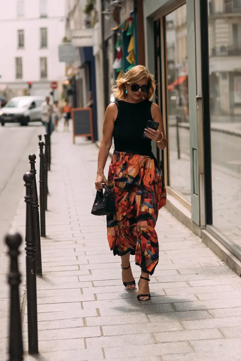 Jupe à imprimé abstrait chic pour look d’été après 60 ans
