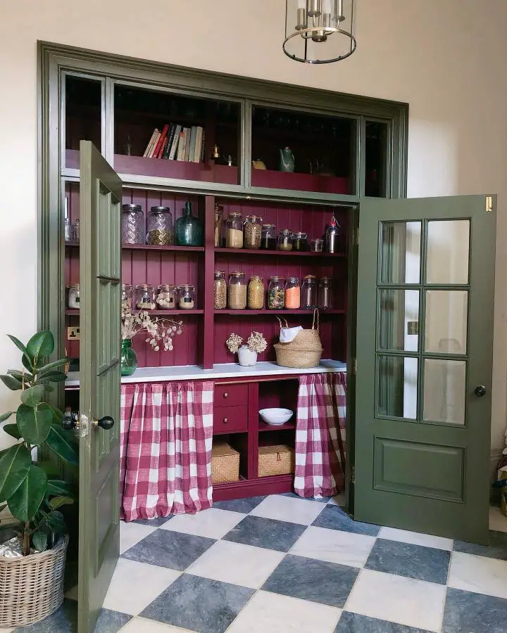 Kallax avec rideaux vichy : idée garde-manger chic et pratique