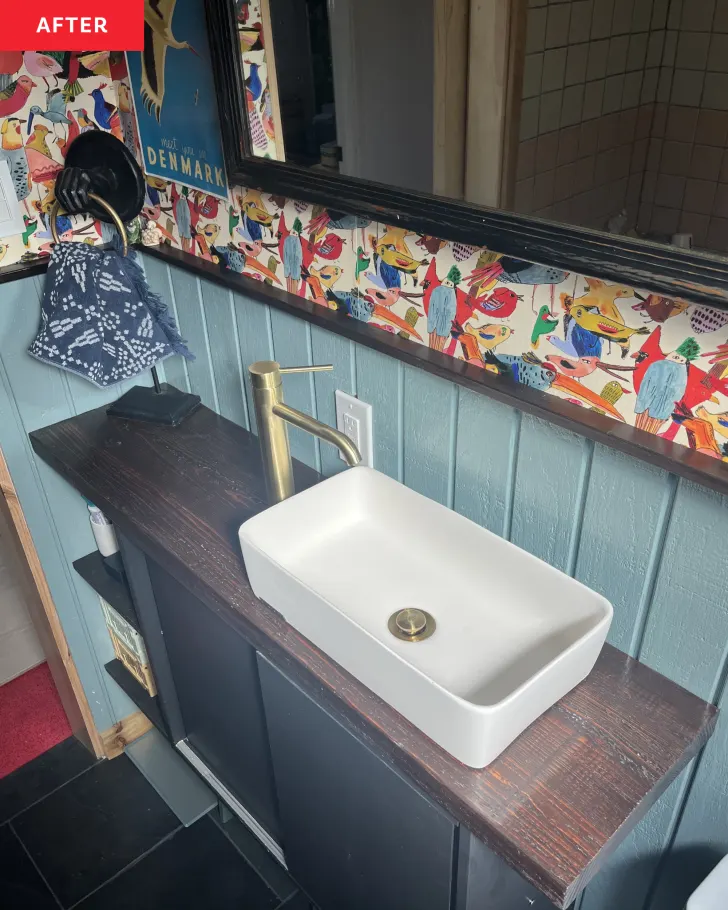 IKEA IVAR : créer un meuble-lavabo compact et suspendu Meuble-lavabo suspendu IKEA IVAR dans une petite salle de bain