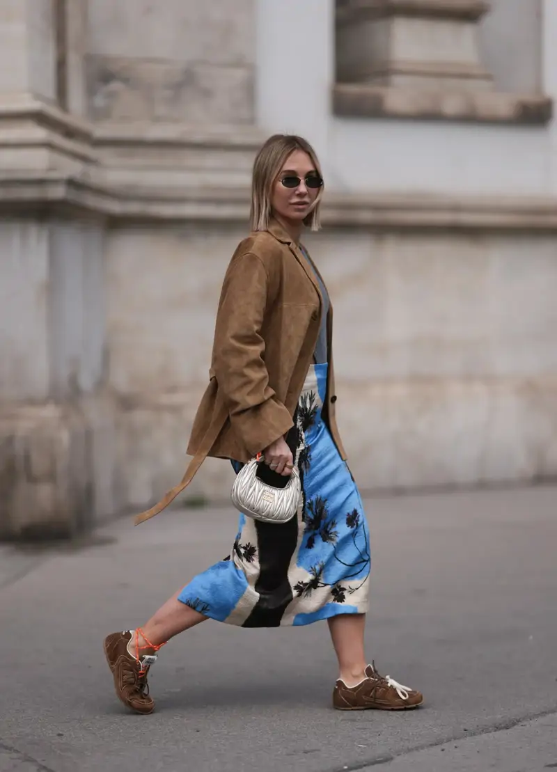 Jupe crayon avec New Balance – look city chic 2026 confortable