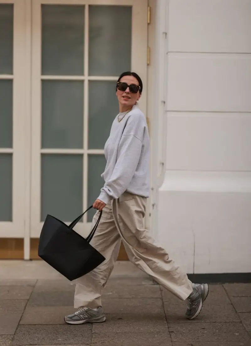 Sweat neutre et pantalon droit avec New Balance – look casual chic sans effet jogging