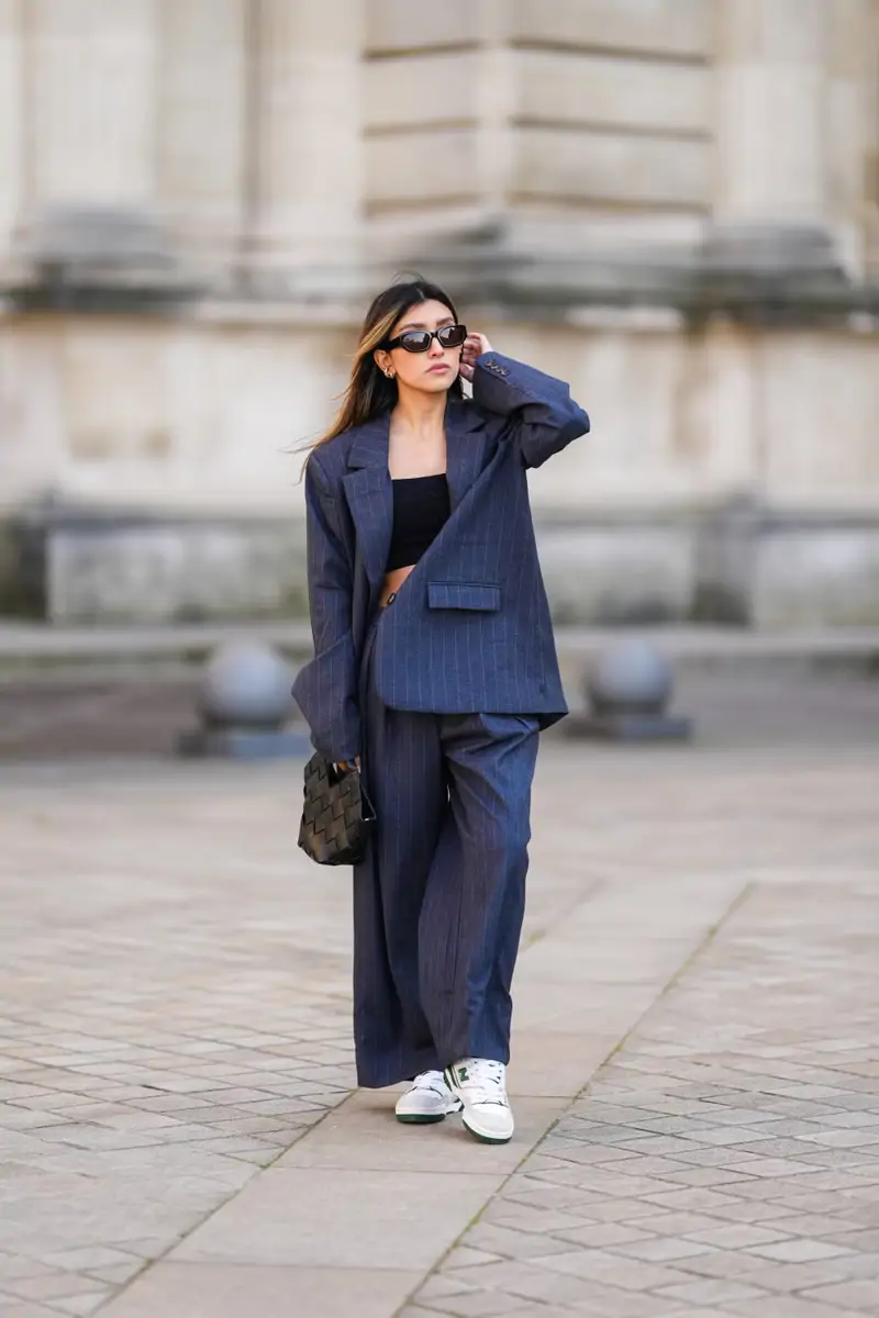 Tailleur fluide avec baskets blanches New Balance – look bureau chic 2026