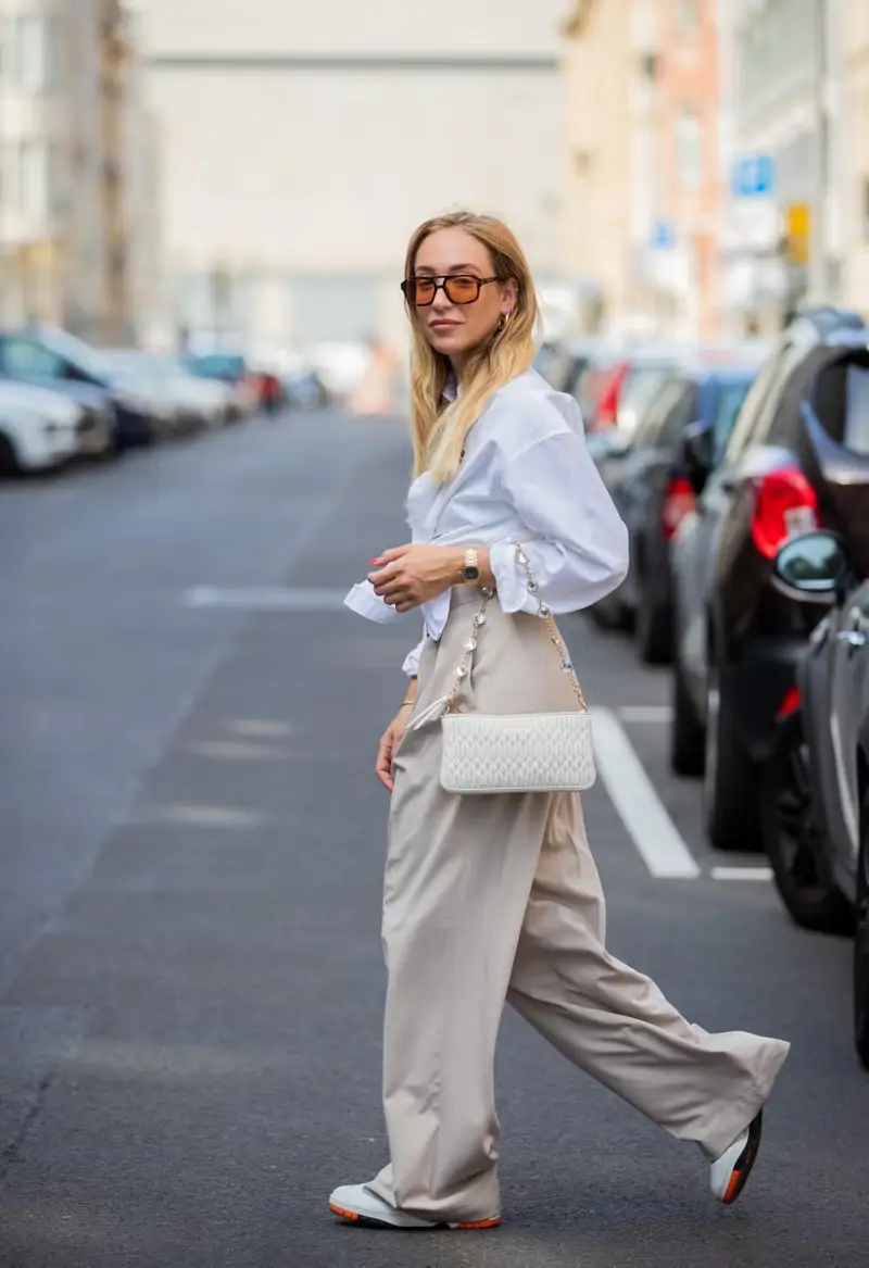 Pantalon chino et chemise oversize avec New Balance – tenue bureau casual chic