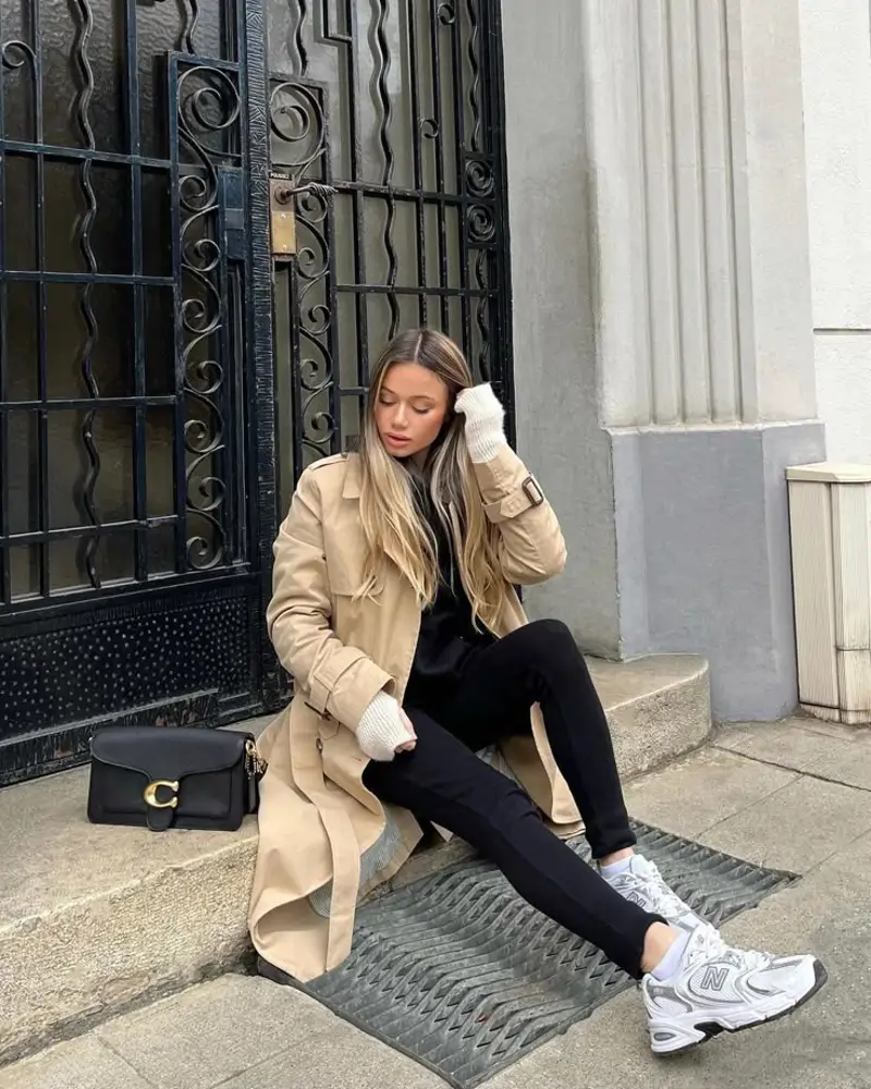 Trench camel avec New Balance – look chic décontracté 2026
