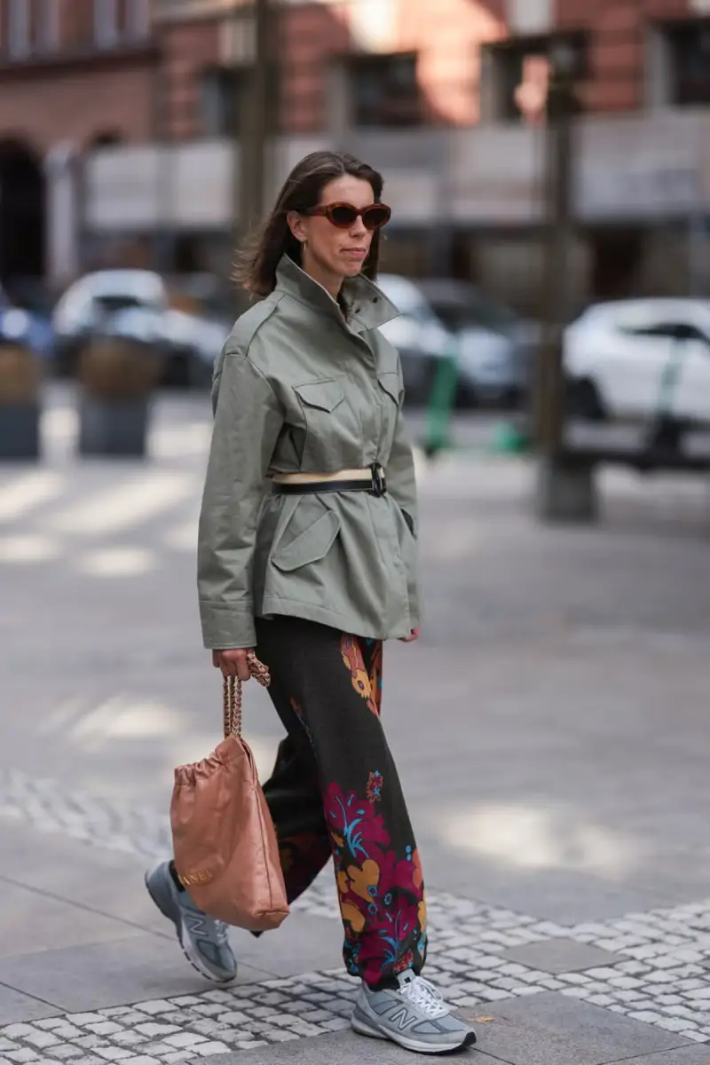 Pantalon imprimé et veste ceinturée avec New Balance – tenue travaillée sans effort