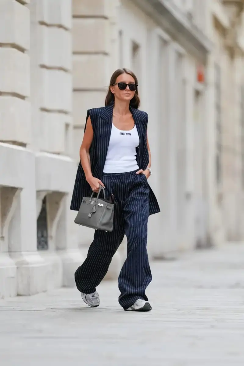 Look minimaliste neutre avec New Balance – style 2026 moins mais mieux