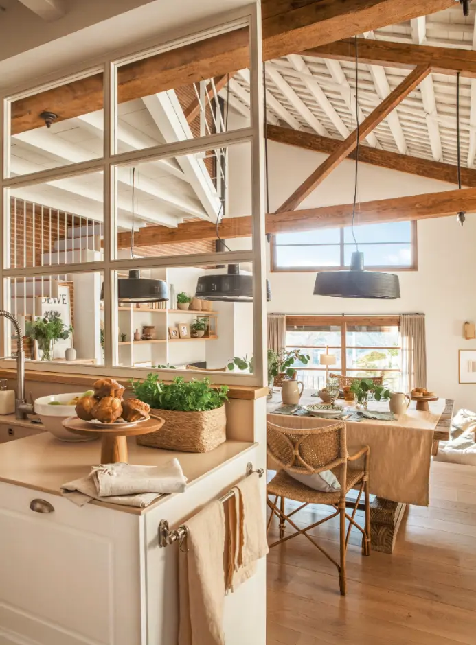 Cuisine semi-ouverte avec cloison décorative en cadres