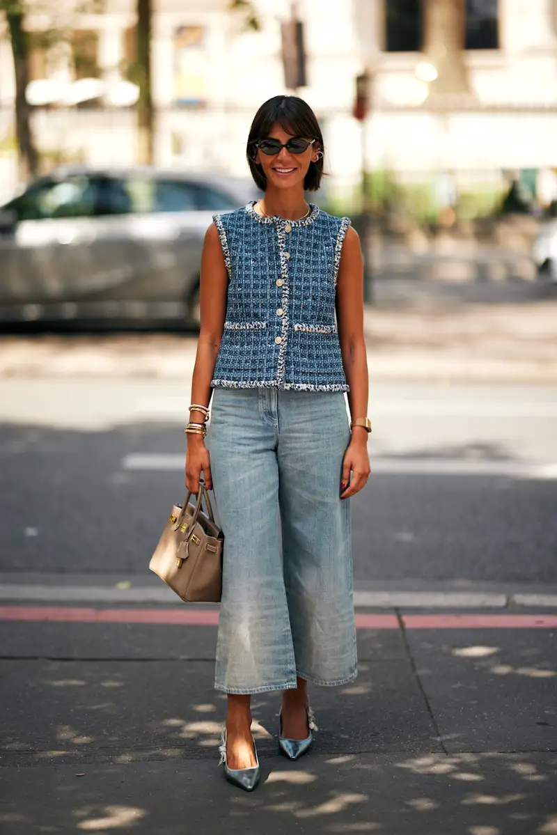 Jean chic et accessoires métalliques pour soirée d’été après 60 ans