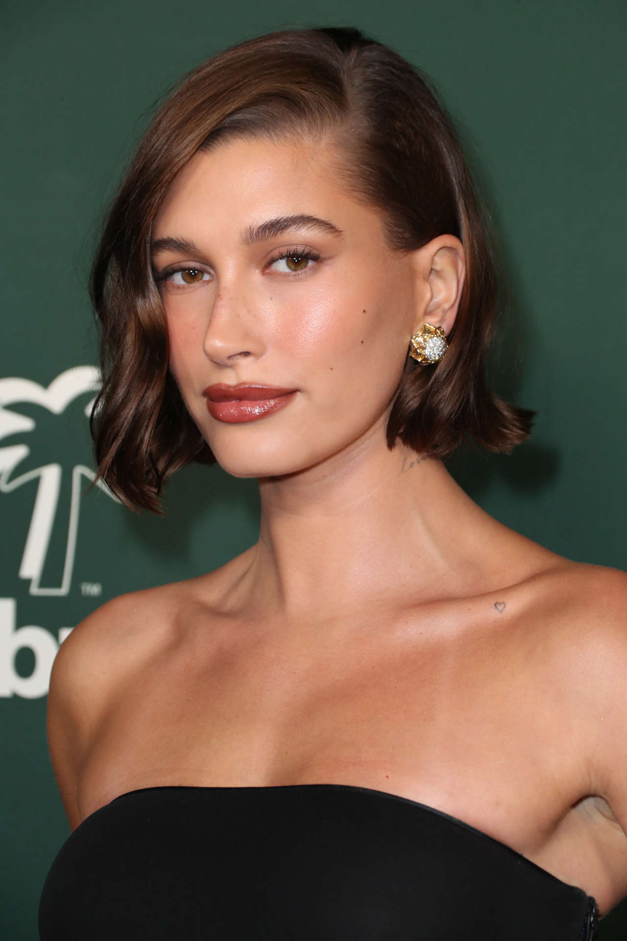 Coiffure invitée mariage cheveux courts ondulés tendance 2026