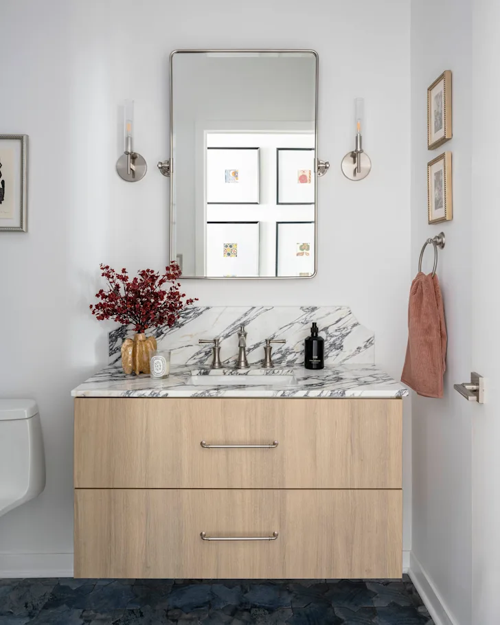 Moderniser un meuble IKEA blanc : plan marbre et poignées design Meuble IKEA blanc modernisé avec plan imitation marbre et finitions élégantes