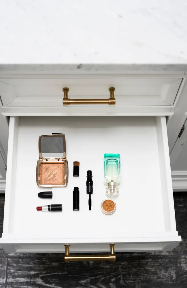 Produits de beauté dans le placard : pourquoi les enlever pour éviter le désordre et mieux organiser