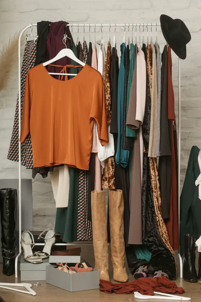 Vêtements à réparer qui encombrent le dressing : règle du mois pour désencombrer son placard