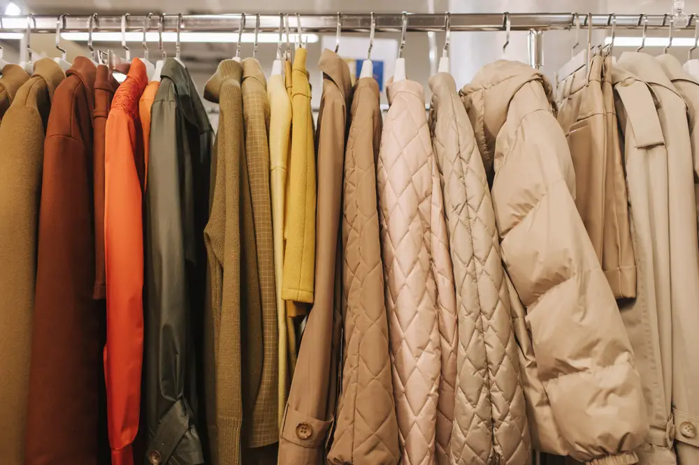 Vêtements hors saison : tri et rotation dressing pour gagner de la place et mieux organiser