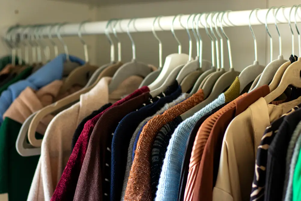 Vêtements reçus en cadeau qui encombrent le placard : quoi jeter pour désencombrer son dressing