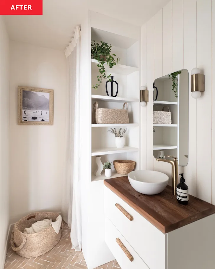Rangement salle de bain : bibliothèque BILLY du sol au plafond Bibliothèque BILLY IKEA utilisée comme rangement vertical dans une salle de bain