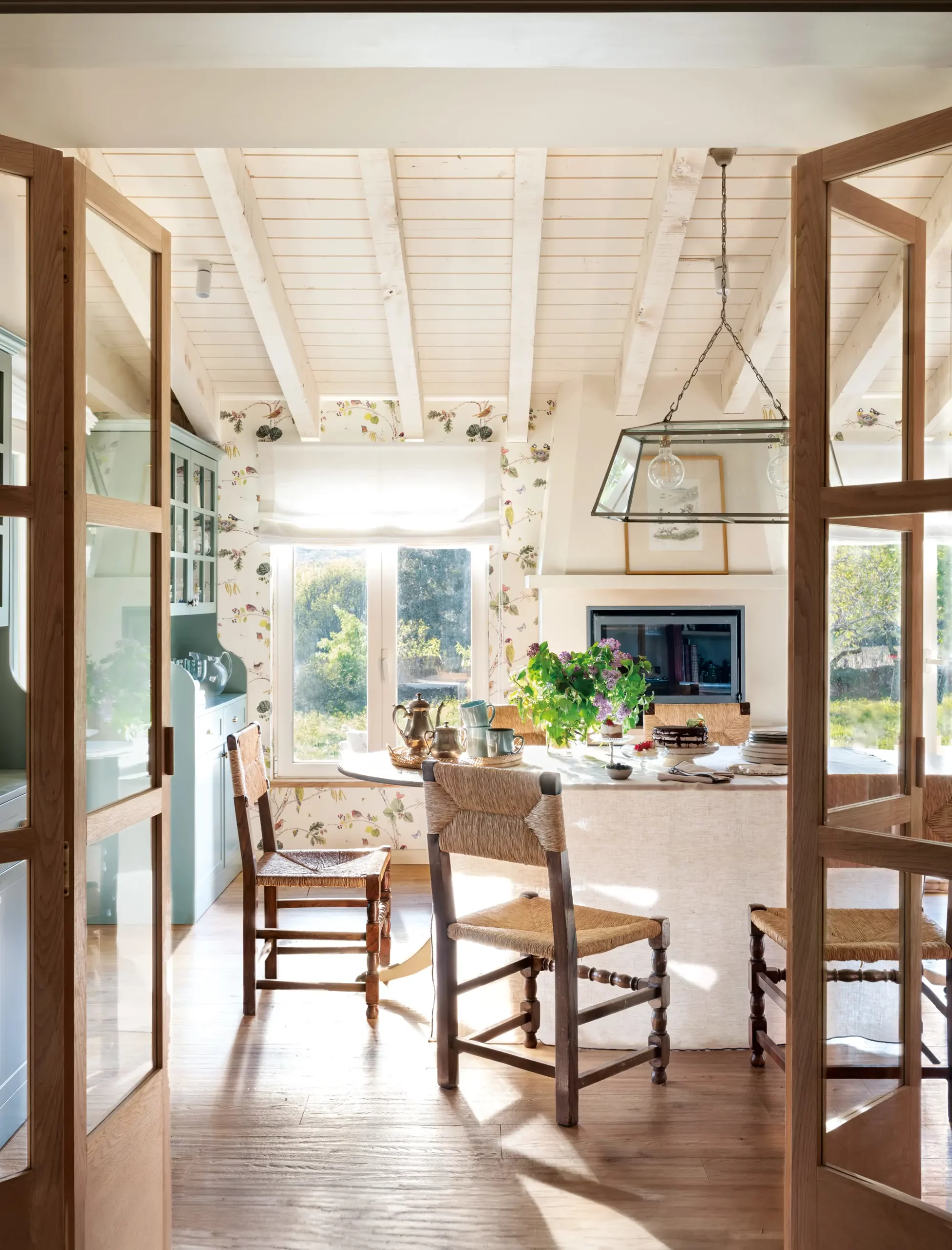 Cuisine rustique semi-ouverte avec bois naturel et portes vitrées