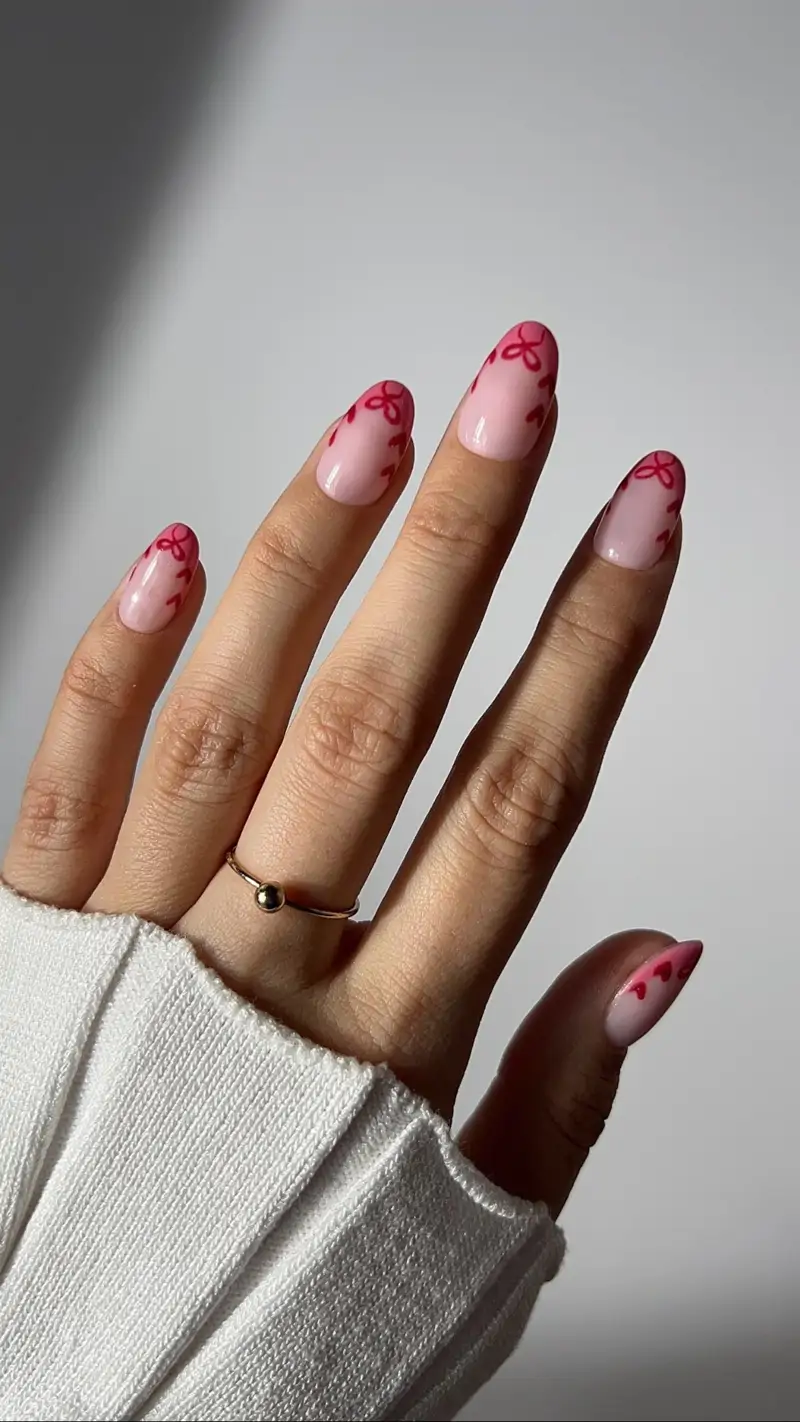 French manucure originale avec cœurs ou nœuds : idée Saint-Valentin raffinée