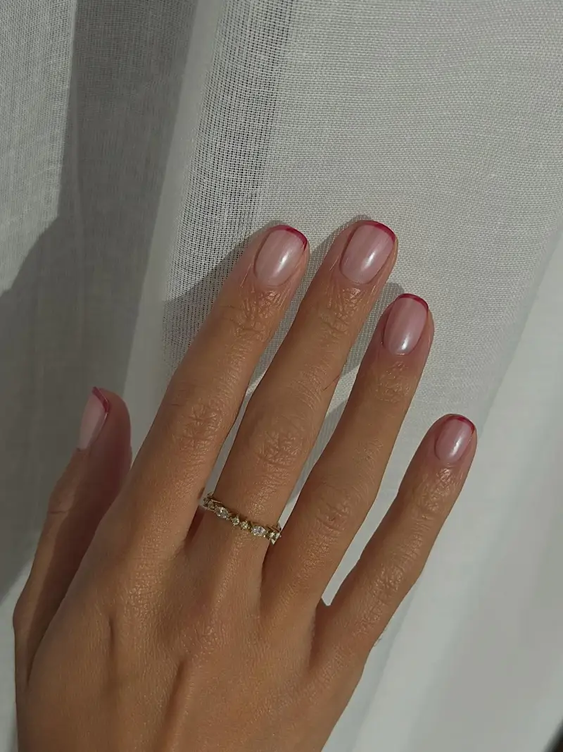 French rouge minimaliste : trait fin et élégant pour ongles soignés