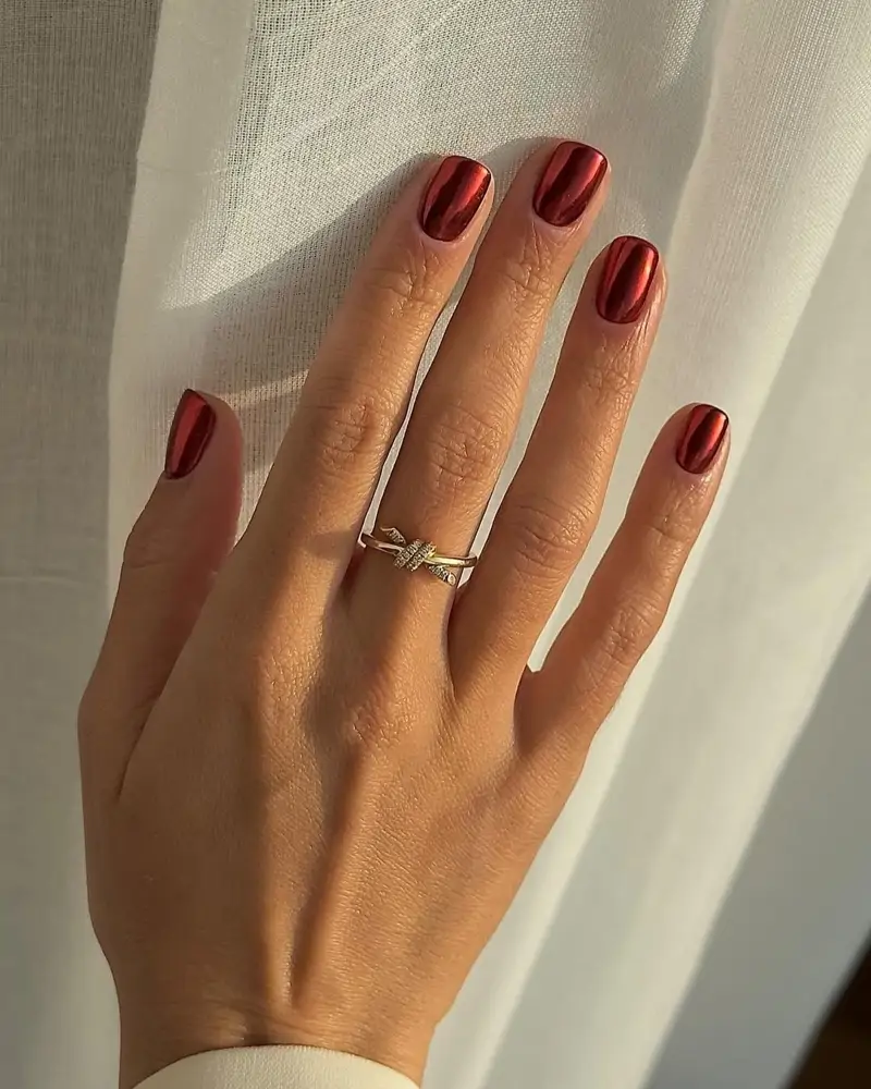 Manucure rouge finition métallique : effet brillant chic et sophistiqué