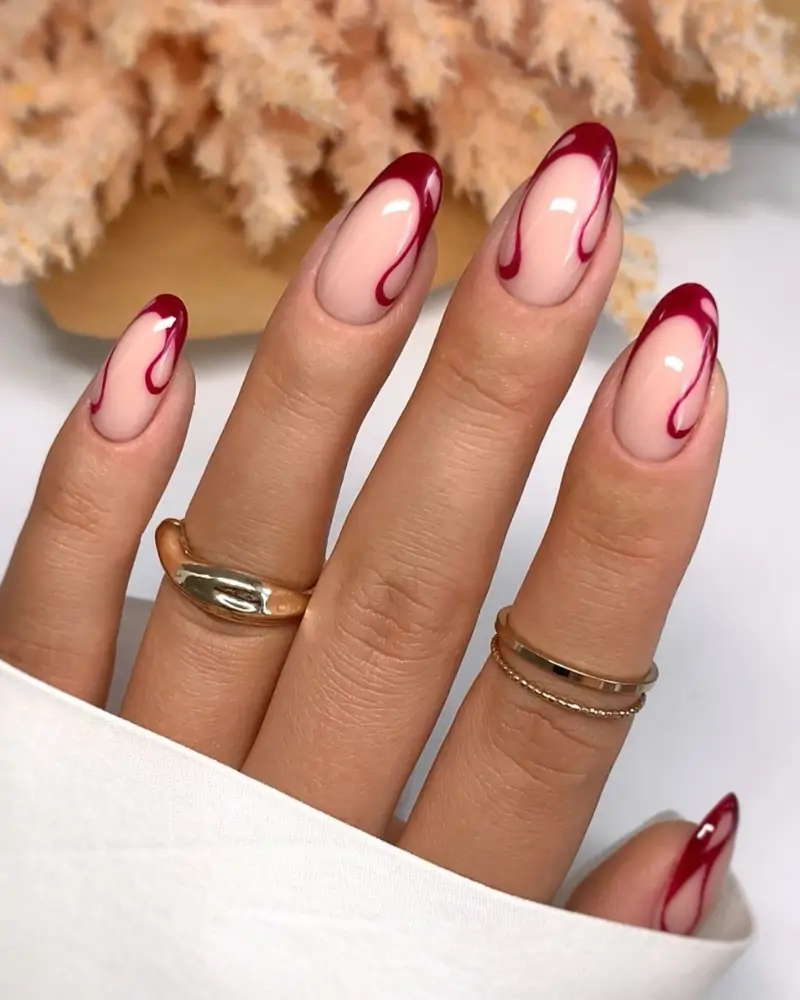 French manucure rouge ondulée : design graphique minimaliste