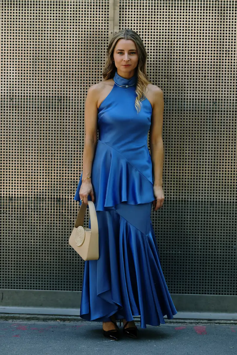 Robe satinée bleue idéale pour sublimer le bronzage après 60 ans