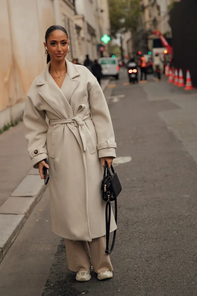 Manteau long bien coupé avec New Balance – look chic hiver 2026